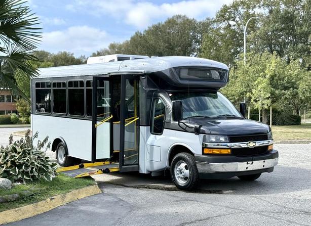 2020 Chevrolet Express 4500 22-Passenger Wheelchair Accessible Bus image 1