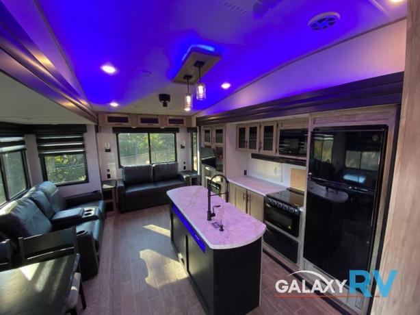 Used 2022 Forest River RV Arctic Wolf 327MB image 8