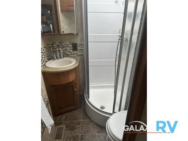 Used 2010 Winnebago Sightseer 33 image 8