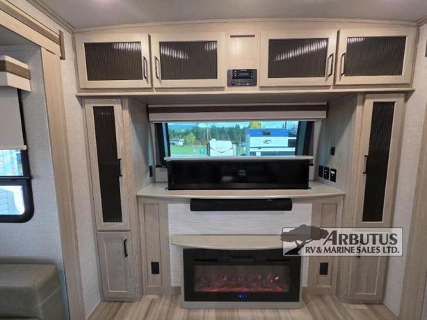 Used 2022 Forest River RV Rockwood Signature Ultra Lite 8324SB image 3