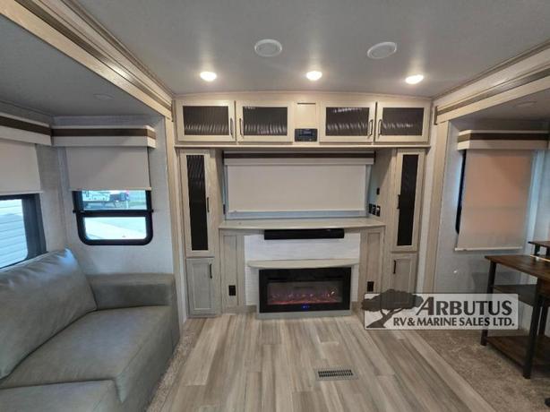 Used 2022 Forest River RV Rockwood Signature Ultra Lite 8324SB image 6