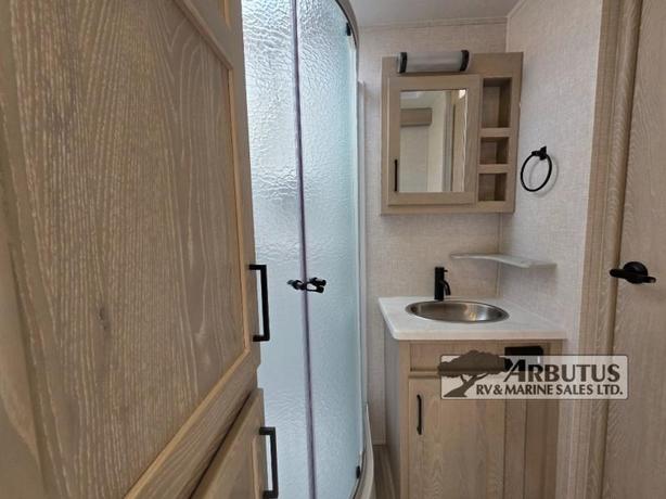 Used 2022 Forest River RV Rockwood Signature Ultra Lite 8324SB image 8