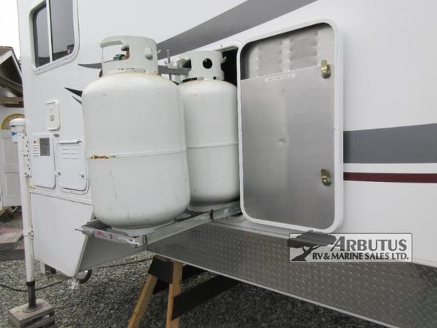 Used 2013 Northwood Arctic Fox 992 image 6