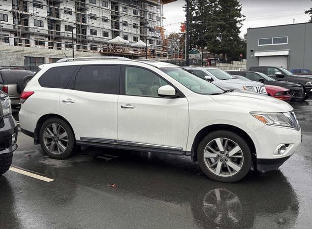 2014 Nissan Pathfinder Platinum 4WD | No Reported Accidents! image 3