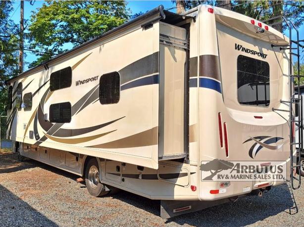 Used 2015 Thor Motor Coach Windsport 34J image 3