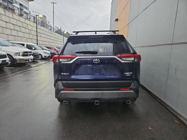 2019 Toyota RAV4 Limited AWD | No Reported Accidents! image 5