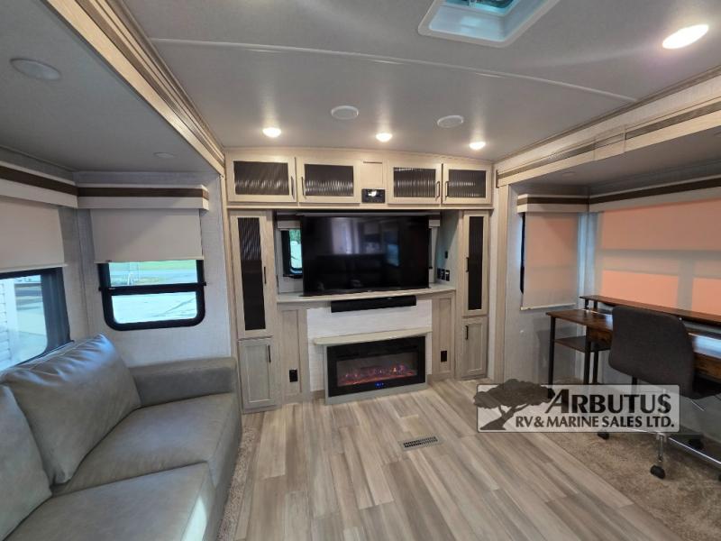 Used 2022 Forest River RV Rockwood Signature Ultra Lite 8324SB display photo