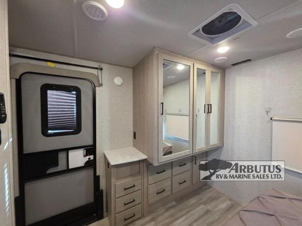 Used 2022 Forest River RV Rockwood Signature Ultra Lite 8324SB image 5