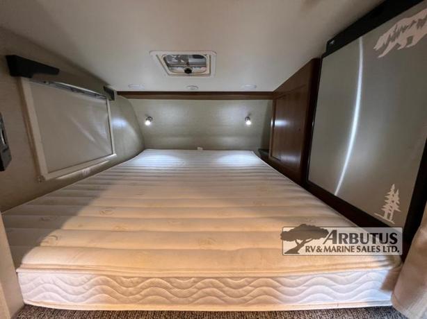 Used 2017 Lance 650 image 7