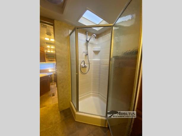 Used 2011 Keystone RV Cougar X-Lite 244RLSWE image 8