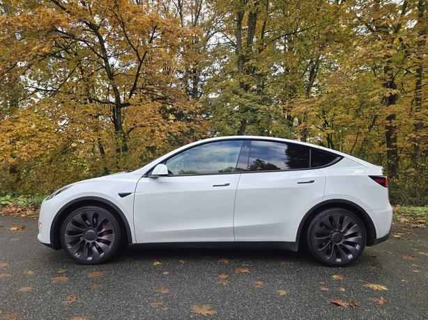 2021 Tesla Model Y Performance AWD | GPS Navigation | Heated Seats! image 4