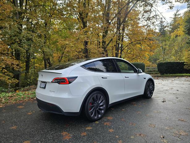 2021 Tesla Model Y Performance AWD | GPS Navigation | Heated Seats! image 5