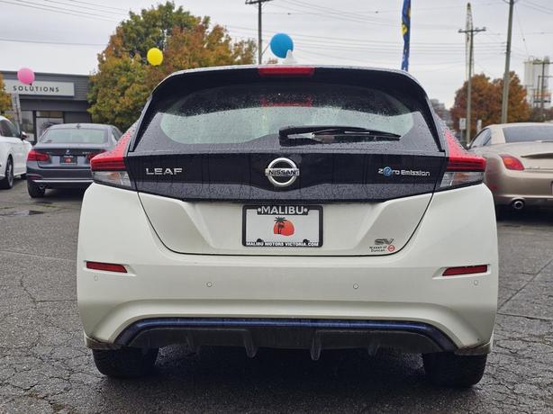 2022 Nissan LEAF SV Hatchback image 3