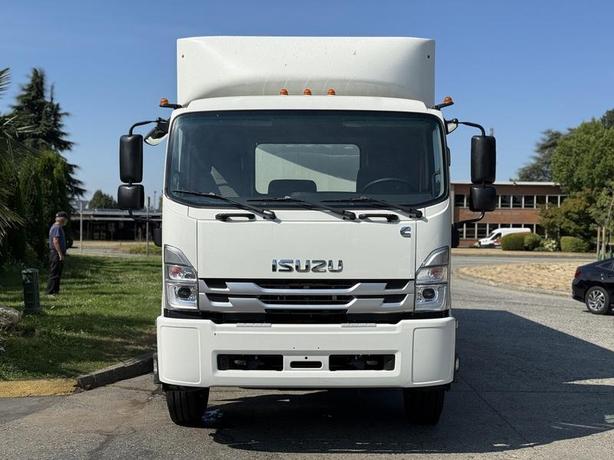 2024 Isuzu FVR 28-Foot Cummins Diesel Cube Van with Power Tailgate and Partition image 3