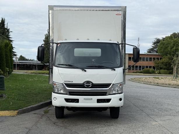 2020 Hino 195 20-Foot Diesel Cube Van Box Truck with Loading Ramp image 3