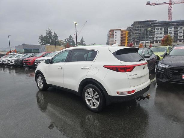 2017 Kia Sportage LX FWD | Heated Seats | Bluetooth! image 4