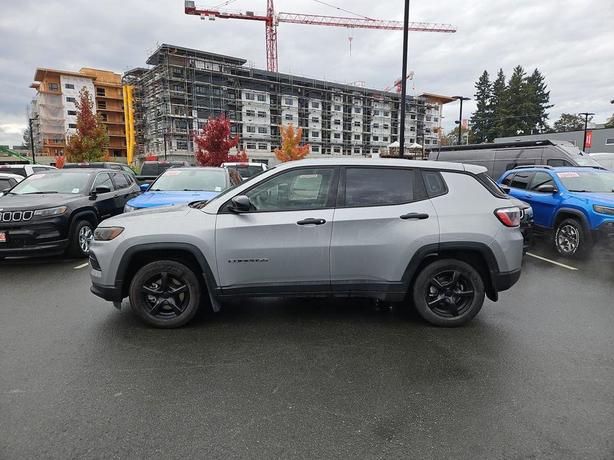 2022 Jeep Compass Sport | No Reported Accidents! image 3