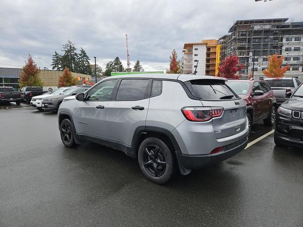 2022 Jeep Compass Sport | No Reported Accidents! image 4