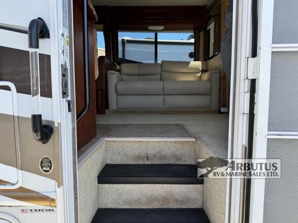 Used 2010 Thor Motor Coach Hurricane 34B image 6