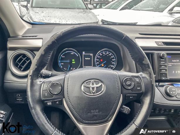 2017 Toyota RAV4 Hybrid Limited SUNROOF! HEATED SEATS! BLUETOOTH APPLE CARPLAY! image 7