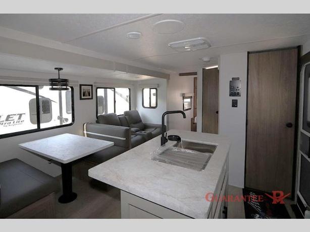 Used 2025 Coachmen RV Freedom Express Ultra Lite 320BHDS image 7