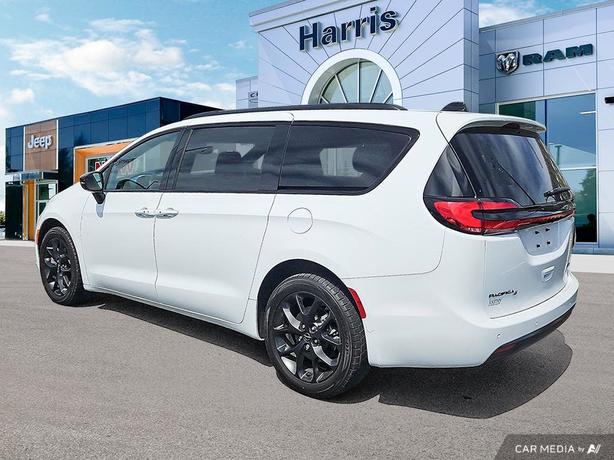 2024 Chrysler Pacifica Touring-L AWD | No Reported Accidents! image 4
