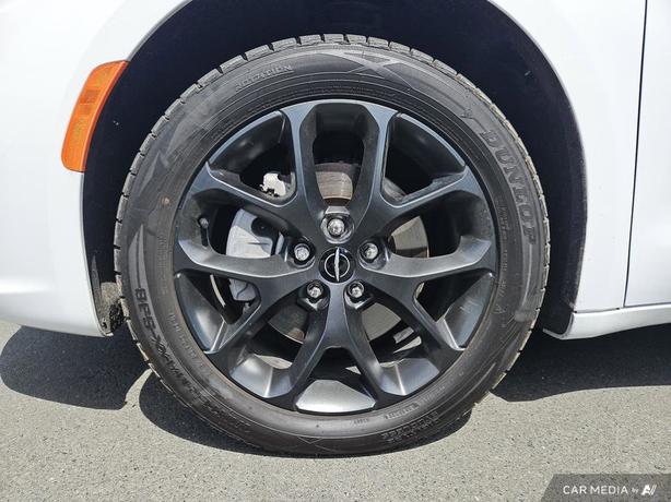 2024 Chrysler Pacifica Touring-L AWD | No Reported Accidents! image 6