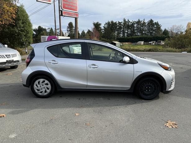 2018 Toyota Prius c image 8