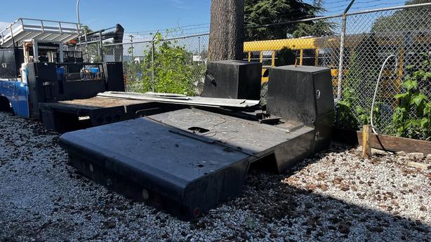 2000 Service Flat Deck Cabinets image 3