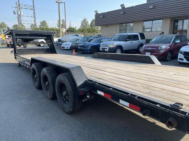 2020 Load Trail 28-Foot Gooseneck Triple Axle Flat Deck Trailer image 5