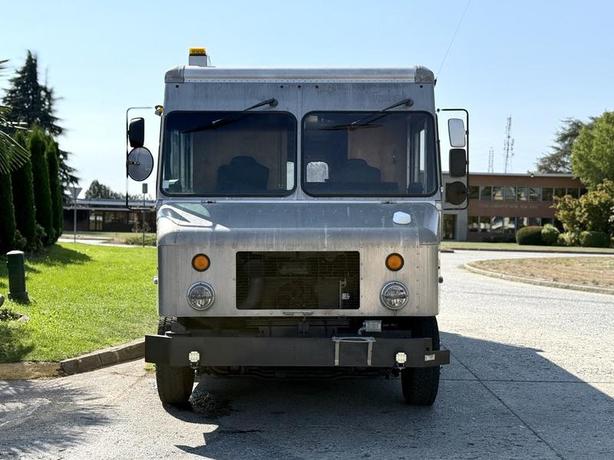 2008 Morgon Olson Workhorse W62 16-Foot Step Van Cargo Van with Rear Shelving image 3