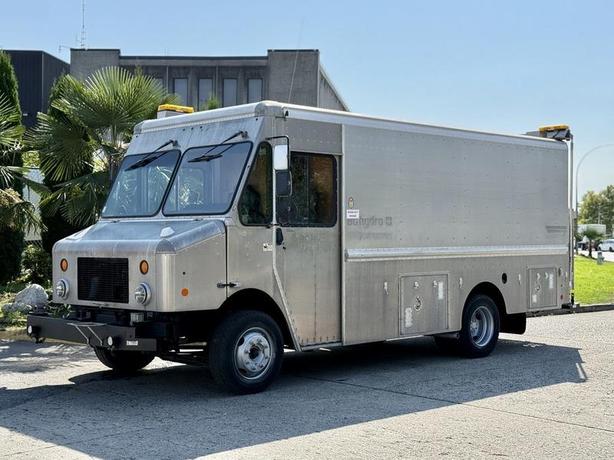 2008 Morgon Olson Workhorse W62 16-Foot Step Van Cargo Van with Rear Shelving image 5