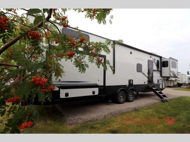 Used 2025 Keystone RV Montana High Country 377FL image 4