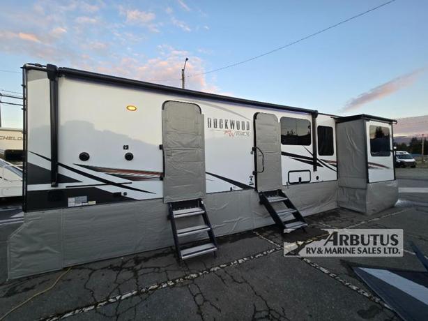 Used 2022 Forest River RV Rockwood Signature Ultra Lite 8324SB image 5