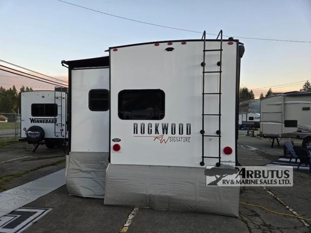 Used 2022 Forest River RV Rockwood Signature Ultra Lite 8324SB image 6
