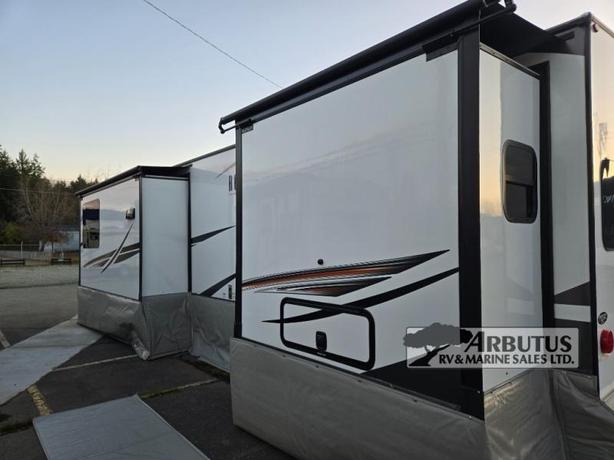 Used 2022 Forest River RV Rockwood Signature Ultra Lite 8324SB image 7