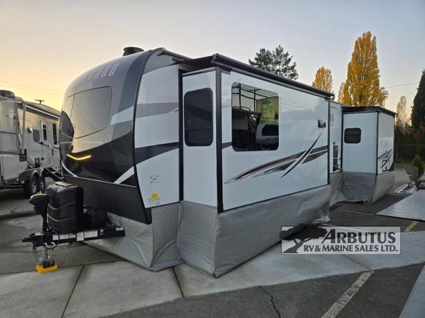Used 2022 Forest River RV Rockwood Signature Ultra Lite 8324SB image 8