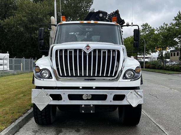 2017 International WorkStar 7600 18-Speed 16 Foot Dump Truck with HIAB Crane image 3