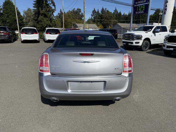 2013 Chrysler 300C AWD image 4