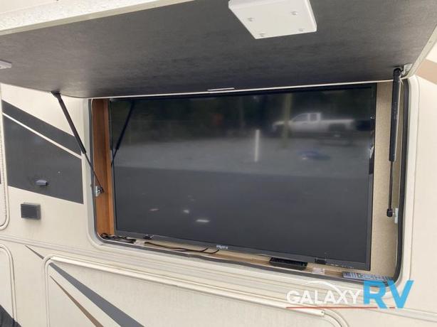 Used 2019 Coachmen RV Pursuit 32WC image 8