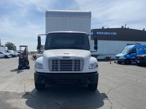 2017 Freightliner M2 106 26  foot Cube Van Diesel Power Tailgate Air Brakes image 2