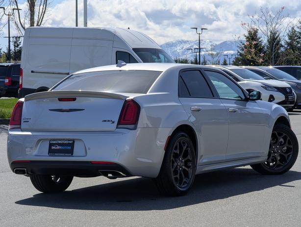 2022 Chrysler 300 S - AWD, Sunroof, Leather, Heated Seats image 6