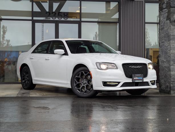 2023 Chrysler 300 Touring - Sunroof, NAV, Heated Seats, AWD image 4