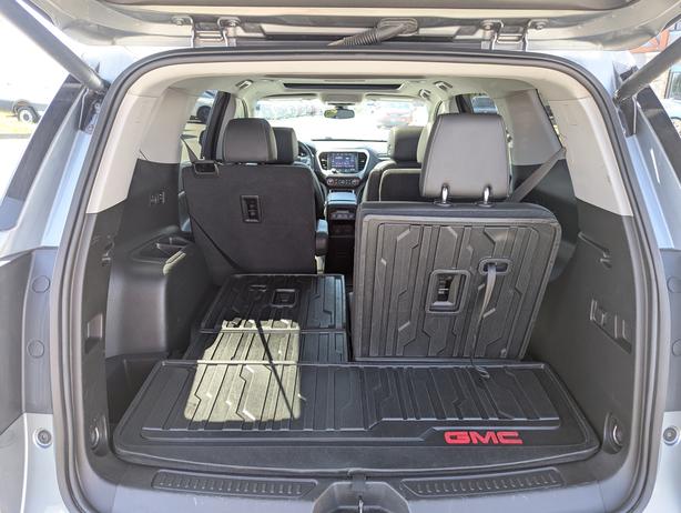 2023 GMC Acadia SLT - AWD, Sunroof, Heated/Vented Seats image 8