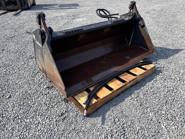 1985 Melroe Company 4 in 1 Bucket image 2