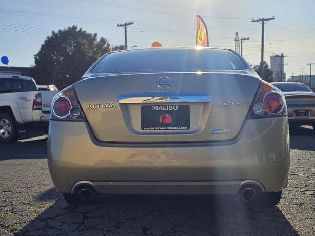 2010 Nissan Altima 4dr Sdn I4  2.5 S image 3