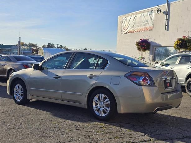 2010 Nissan Altima 4dr Sdn I4  2.5 S image 4