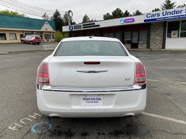 2012 Chrysler  300 Limited fully equipped image 6