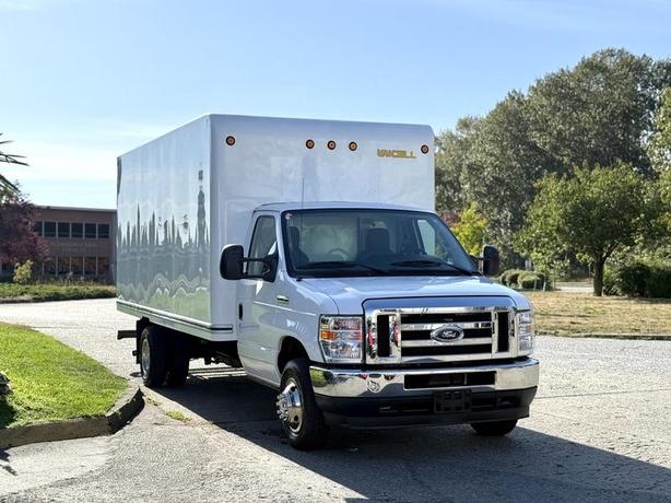 2021 Ford Econoline E-450 16-Foot Cube Van Box Truck with Loading Ramp image 8