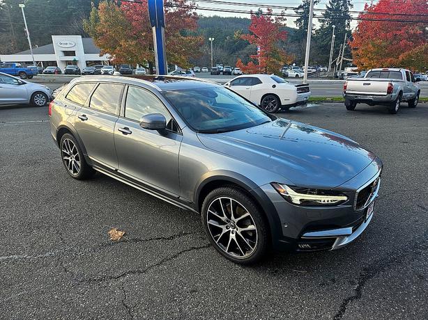 2017 Volvo  V90 Cross Country image 1